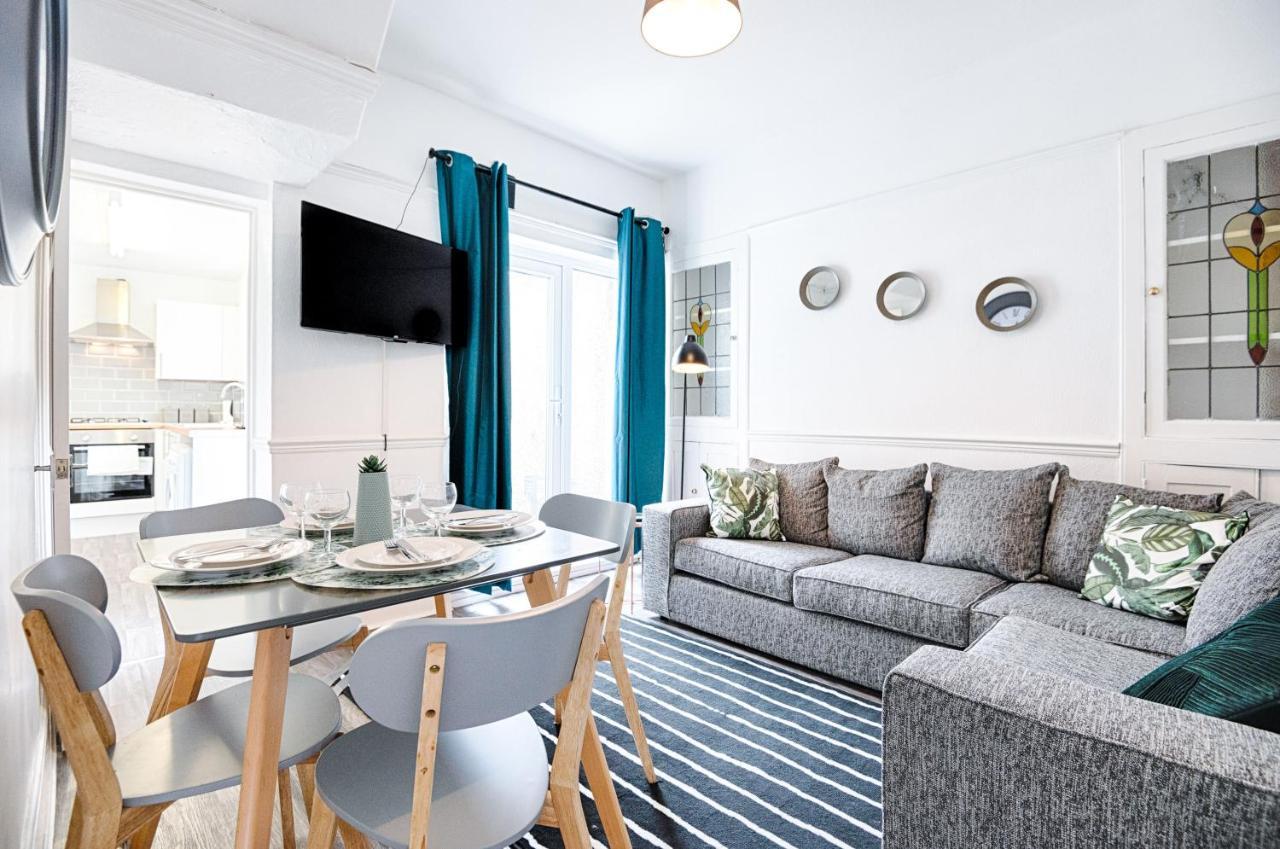Chesshyre Accommodation - Tv In Every Bedroom! Swansea Eksteriør billede